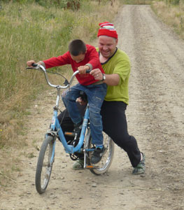 2011-juni-samen-fietsen-op-de-weg-bij-de-zorgboerderij-1.jpg